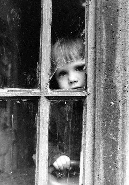 ребёнок в окне